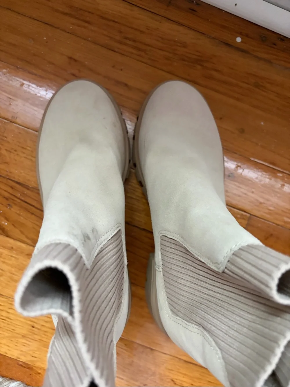 Women’s Steve Madden Cream Ribbed Chelsea Ankle Boots (6.5)